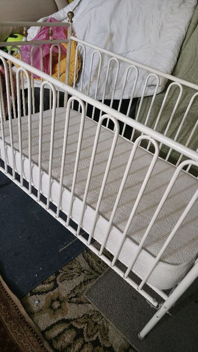 Cama em metal branca