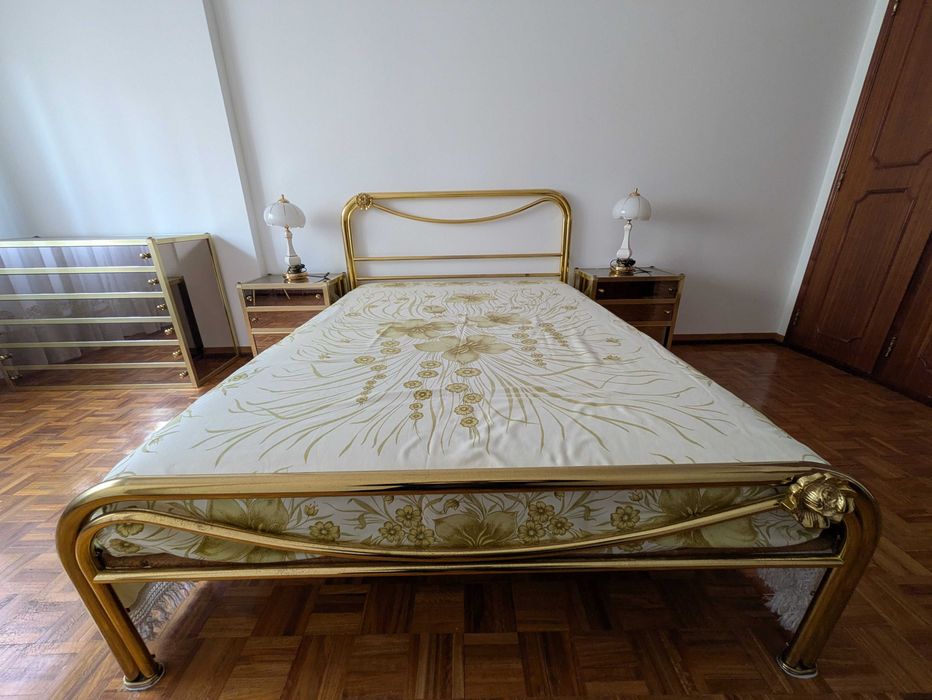 cama, cómoda e duas mesas de cabeceira