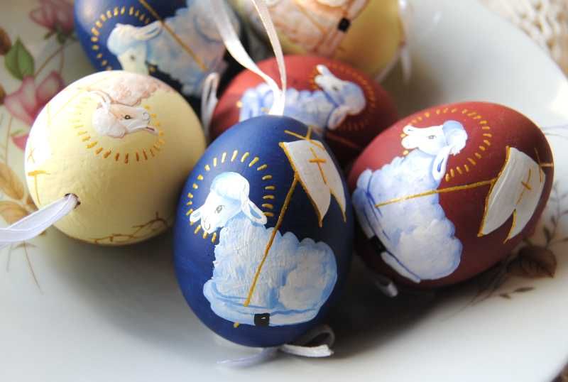 Pisanka baranek na granatowym tle