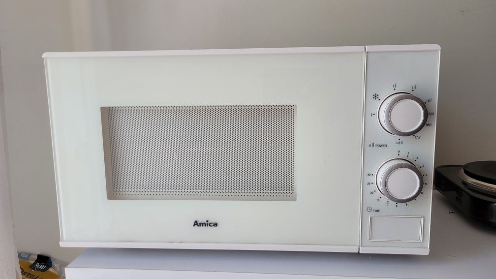 Kuchenka mikrofalowa wolnostojąca AMGF17M1GW
KUCHENKA MIKROFALOWA WOLN