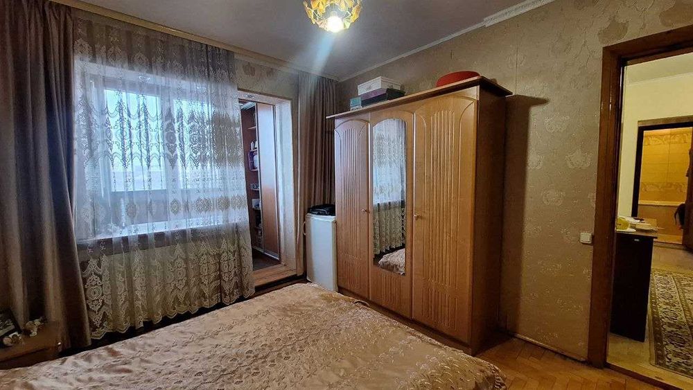 Продається трикімнатна квартира по вул. Білозіра