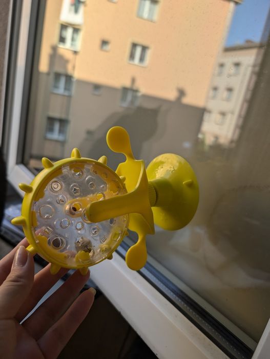 Żółta zabawka dla kotów dla psów wydzielające smakołyki na przyssawkę