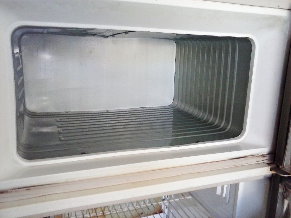 Холодильник 2-х камерный морозит отлично