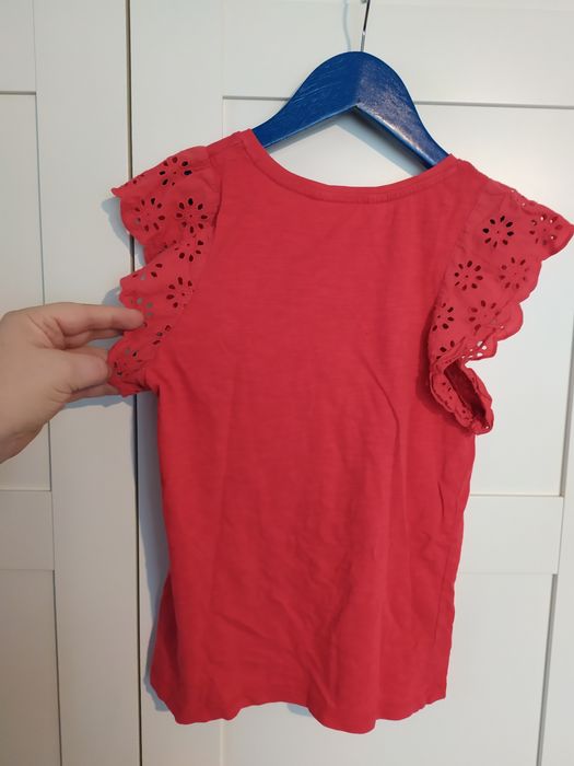 H&M czerwona koszulka z haftem 134/140