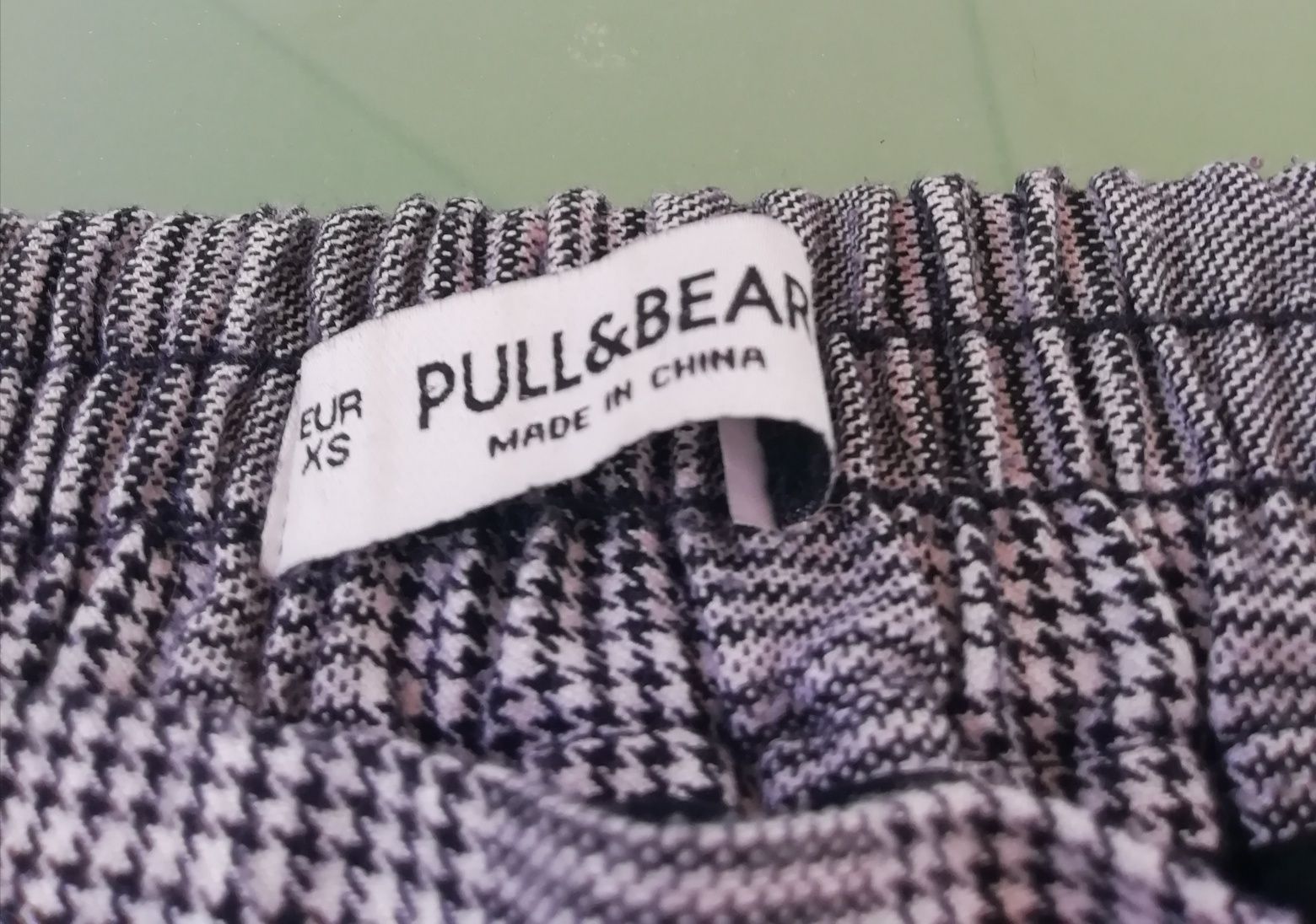 Calças de algodão com bolsos Pull&Bear 
Padrão cinza /preto.