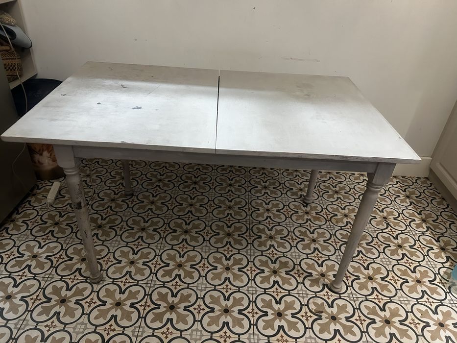 Drewniany, rozkładany stół w stylu shabby chic