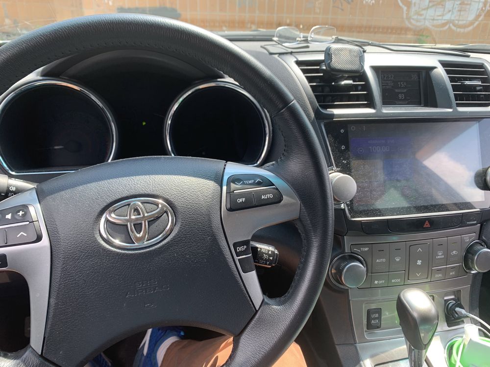 Продам офіційну Toyota Highlander 2011 3,5