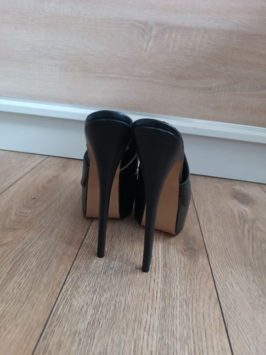 Czarne wysokie szpilki