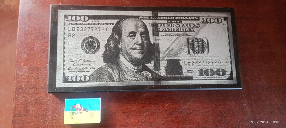 Сувенір у вигляді купюри 100 доларів