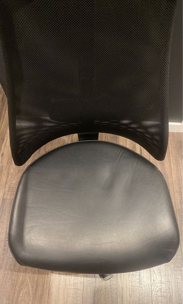 krzesło biurowe JÄRVFJÄLLET z podłokietnikami