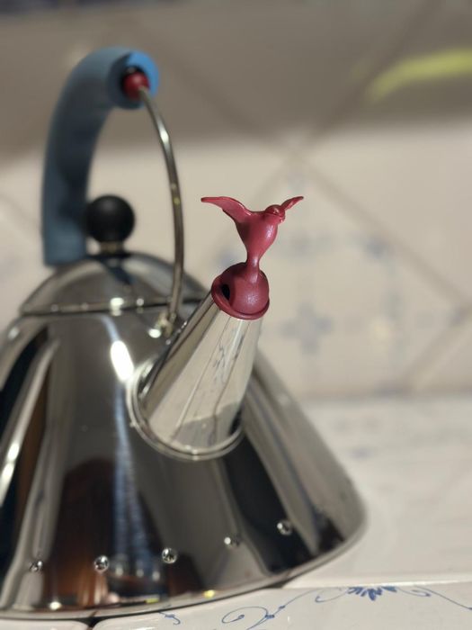 Alessi 9093 - czajnik z ptaszkiem