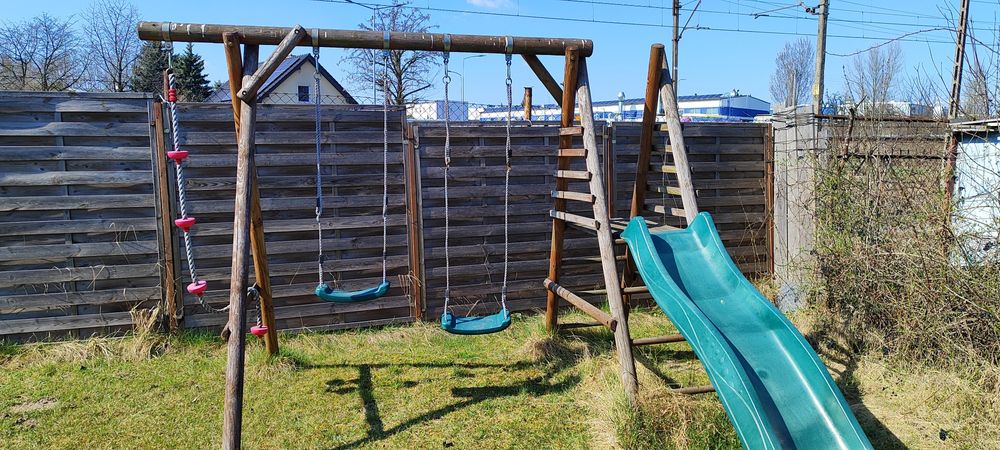 Plac zabaw dla dzieci drewniany że ślizgiem plus stolik składany