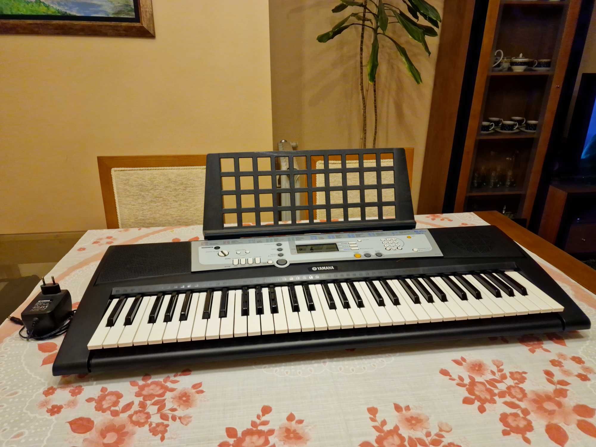 Órgão YAMAHA YPT-200