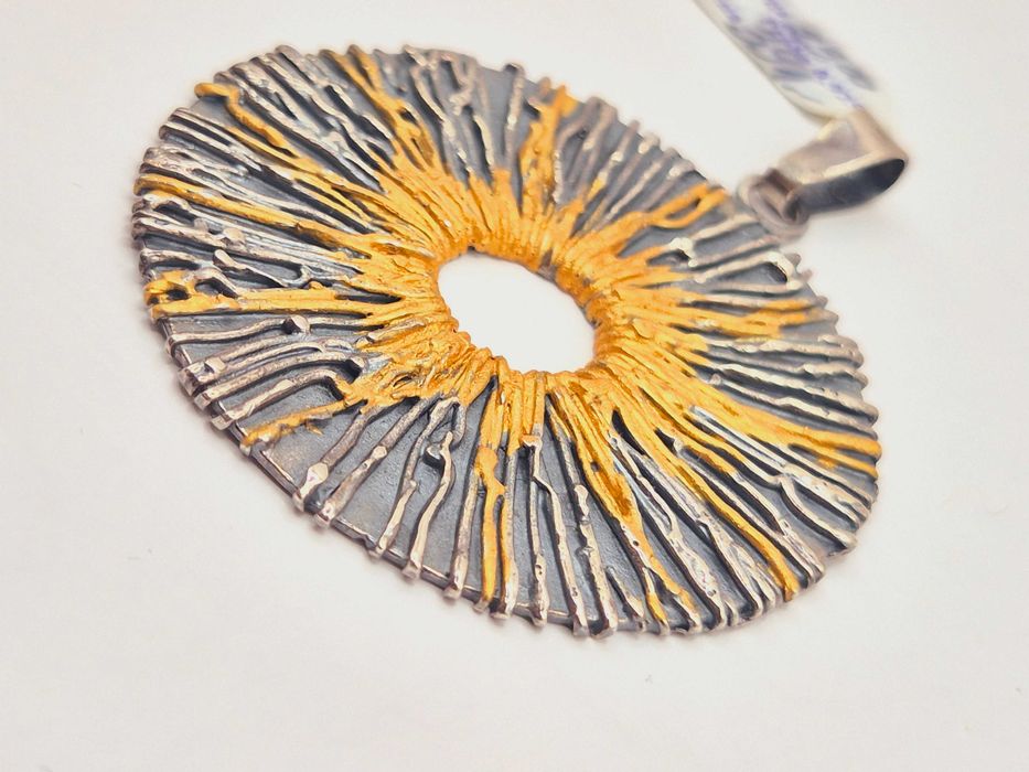 Duża zawieszka ze srebra próby .925 pokryta płatkami złota Arcydzieło!