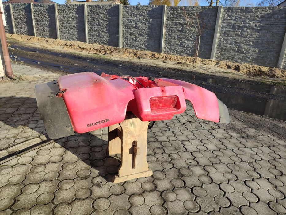 Błotnik plastik tył tylny honda TRX 250 fourtrax lampa tył