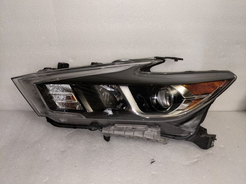 Левая правая фара Nissan Maxima