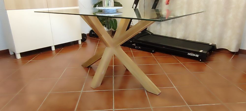 Vendo Sala de Jantar. Mesa + 4 cadeiras + aparador.