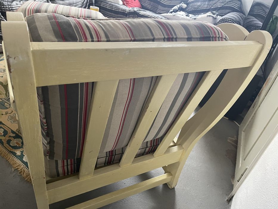 Cadeirao de madeira tecido novo