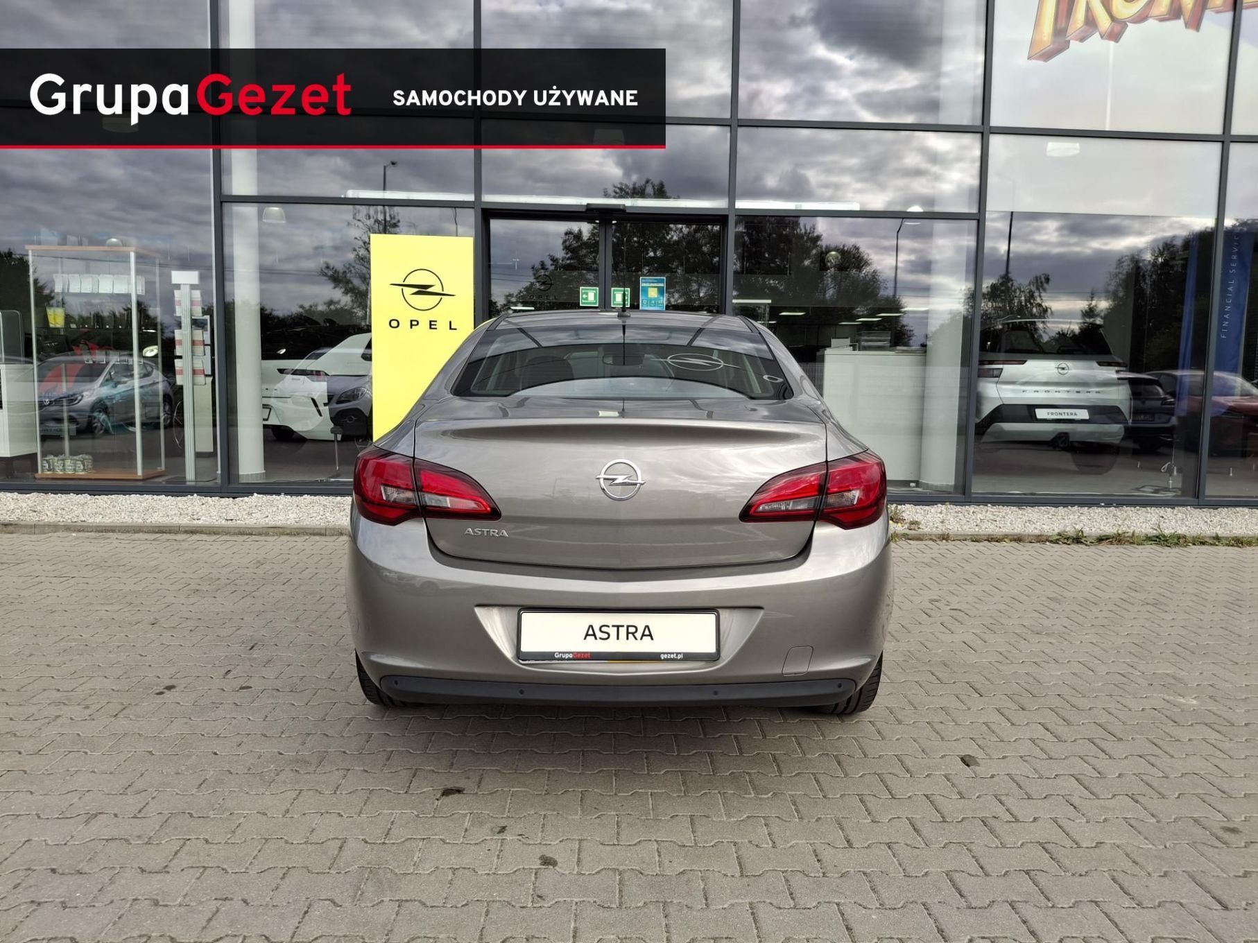 Opel Astra Sedan 1.6 115KM MT5