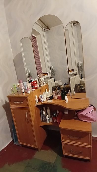 Комод,трейляж,трюмо