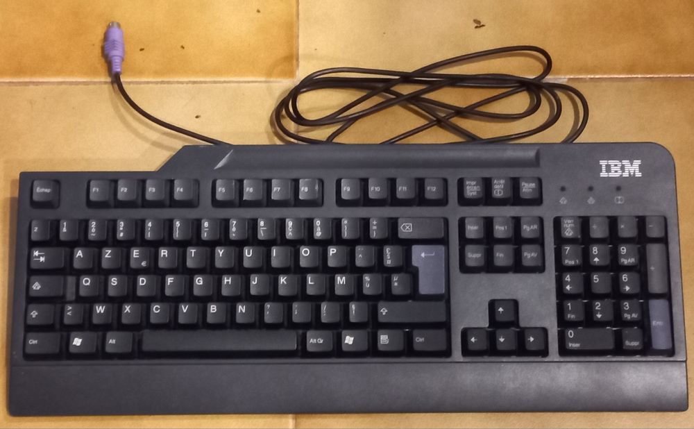 Teclado IBM  AZERTY preto em bom estado
