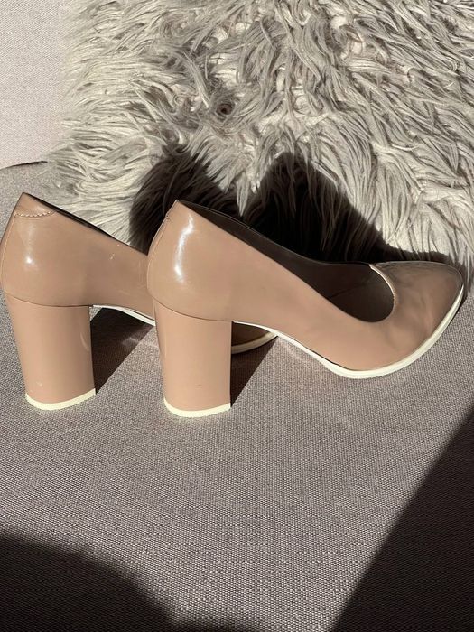 Туфлі лакові бежеві