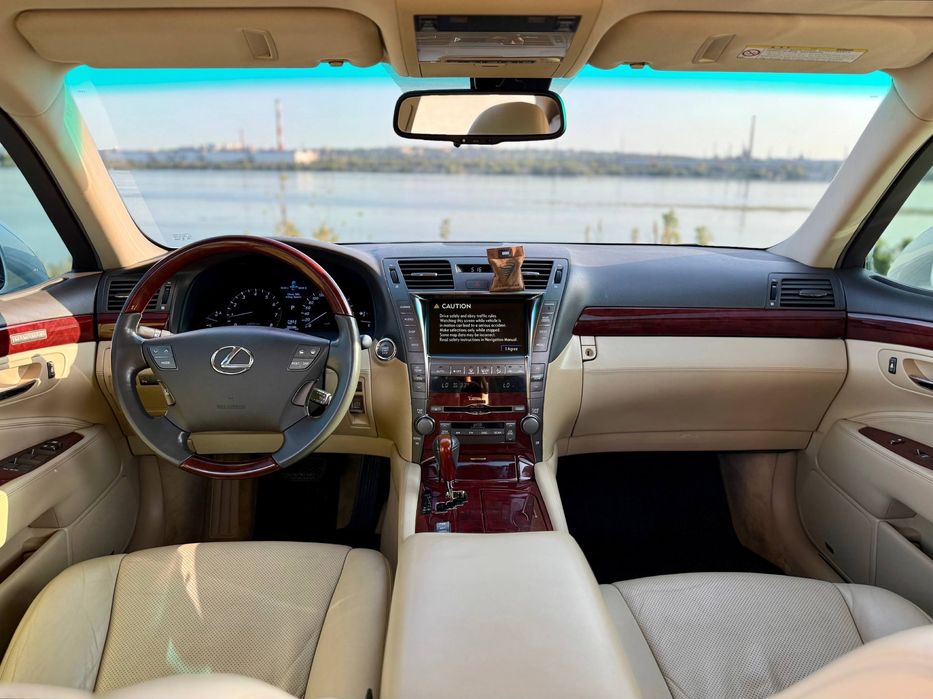 Lexus LS ottoman