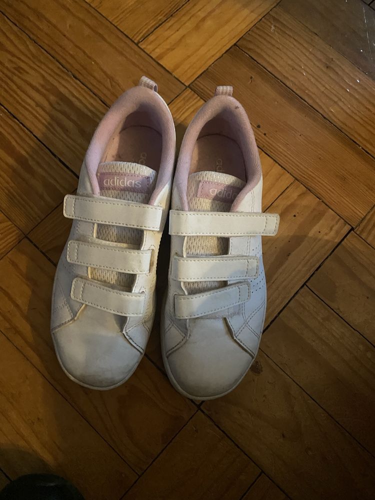 Sapatinhas brancas com rosa claro da adidas.