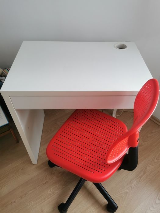 Biurko Micke + krzesło obrotowe na kółkach Ikea