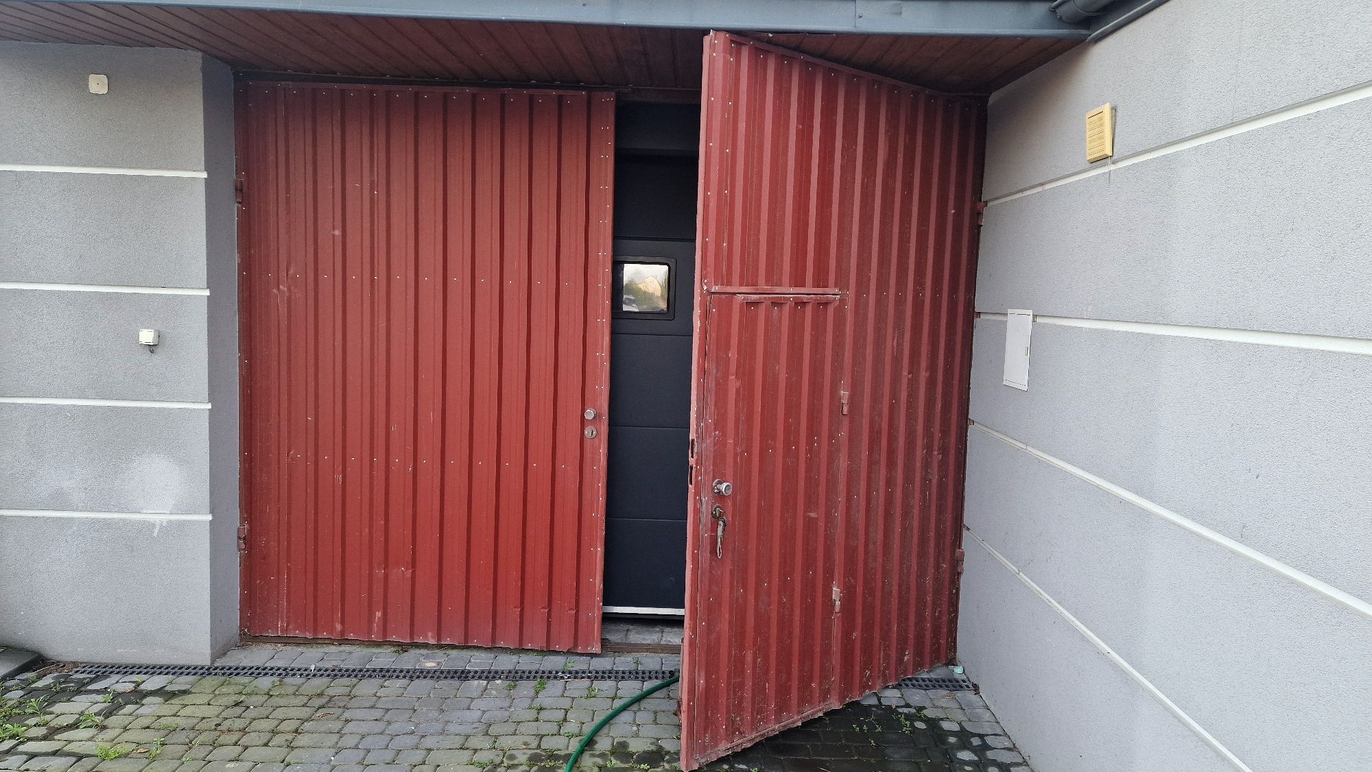 Brama garażowa z drzwiami 3.65 x 2.60 ocieplana-solidna