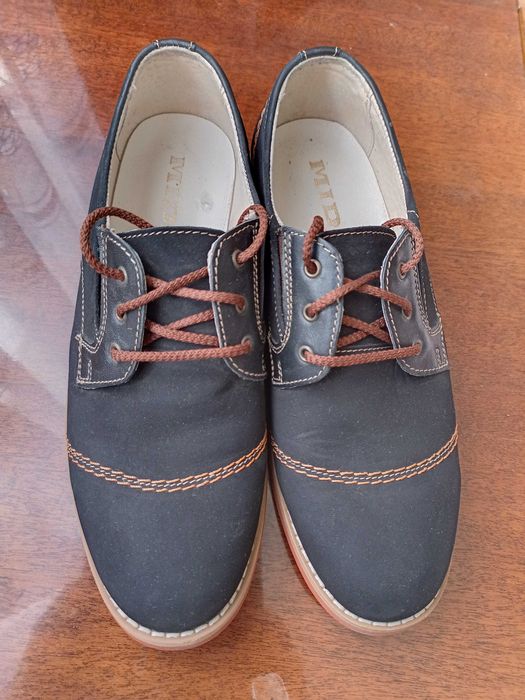 Туфлі жіночі на шнурівці.