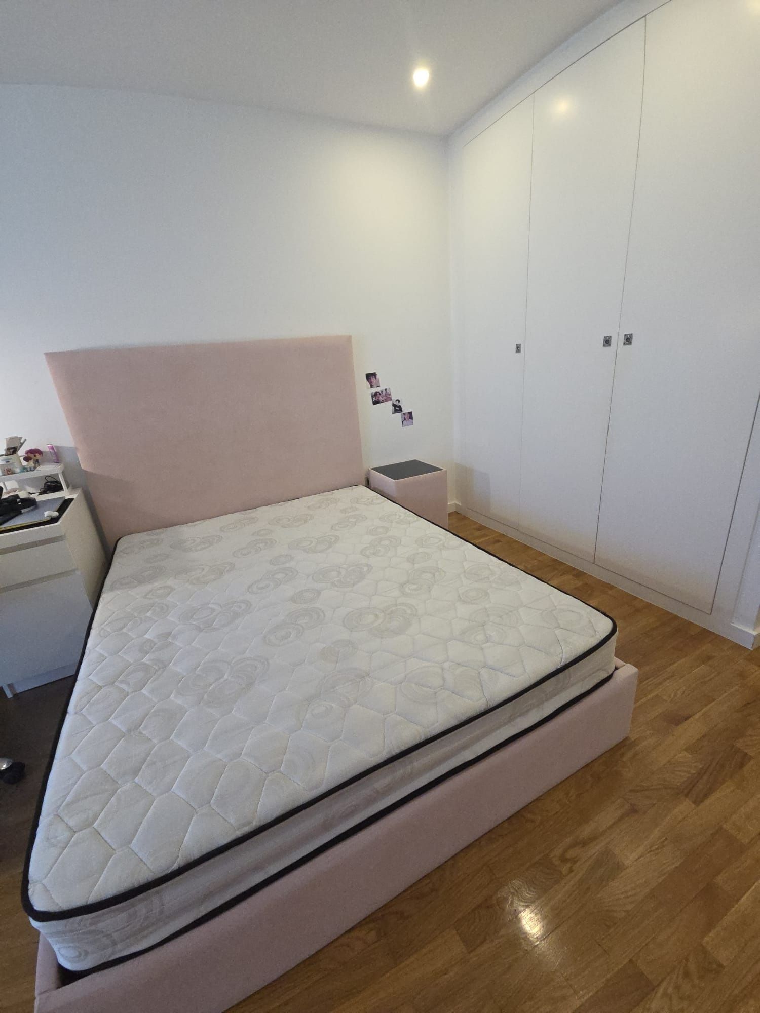 Cama, mesa de cabeceira e cadeira em veludo rosa