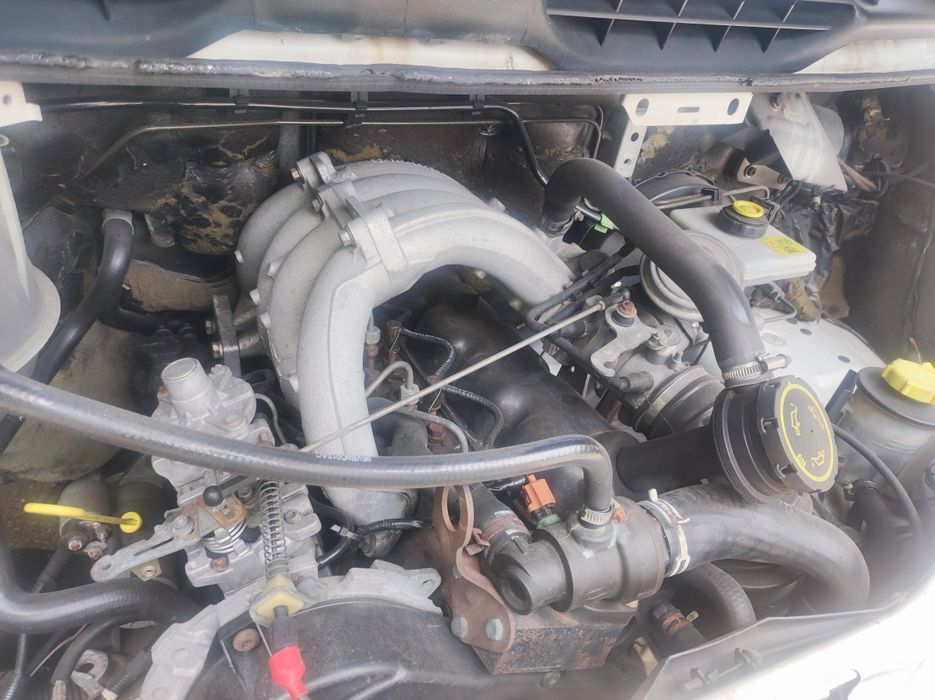Carrinha Ford Transit ano 2000, adaptada a campervan | 7 Lugares