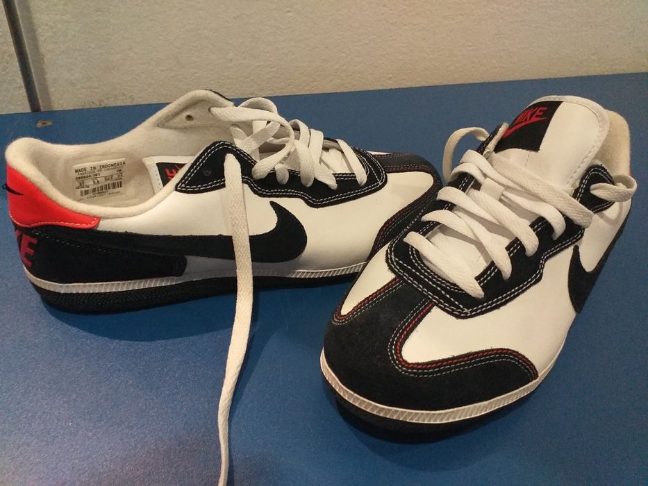 Tenis Nike brancos e pretos