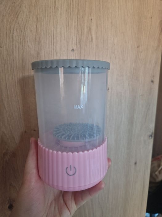 Urządzenie do mycia pędzli i gąbek