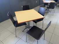 Mesa com quatro cadeiras