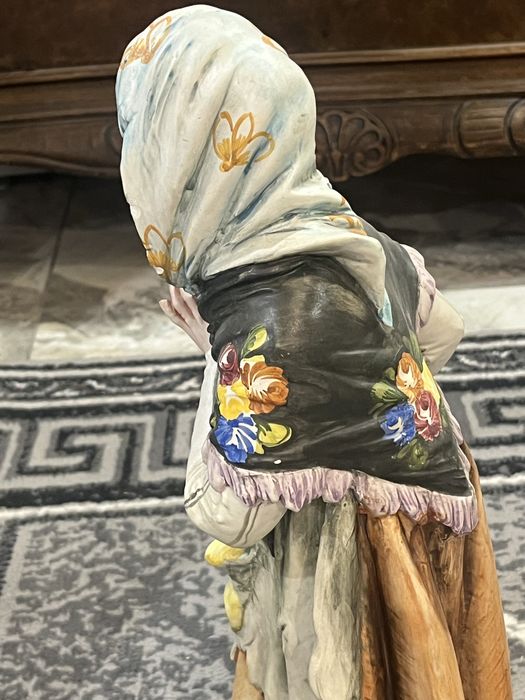 Figurka z porcelany malowana