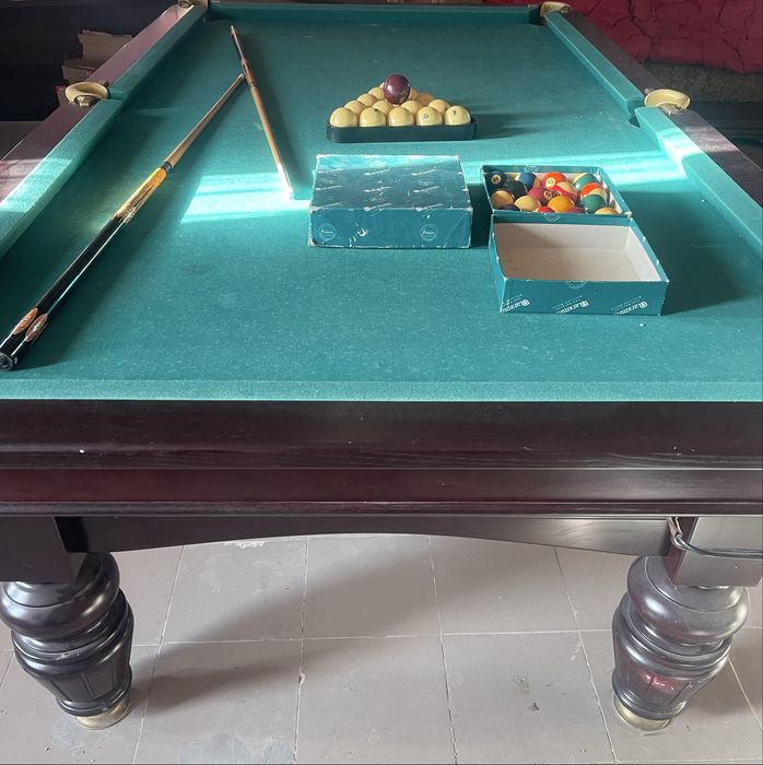 Бильярдный стол в комплекти есть всё для игры