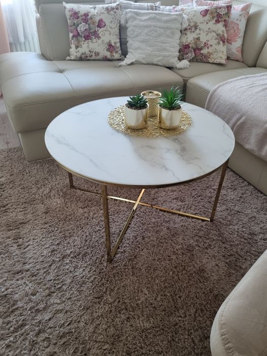 Marmurowy stolik kawowy złote nóżki okrągły westwing