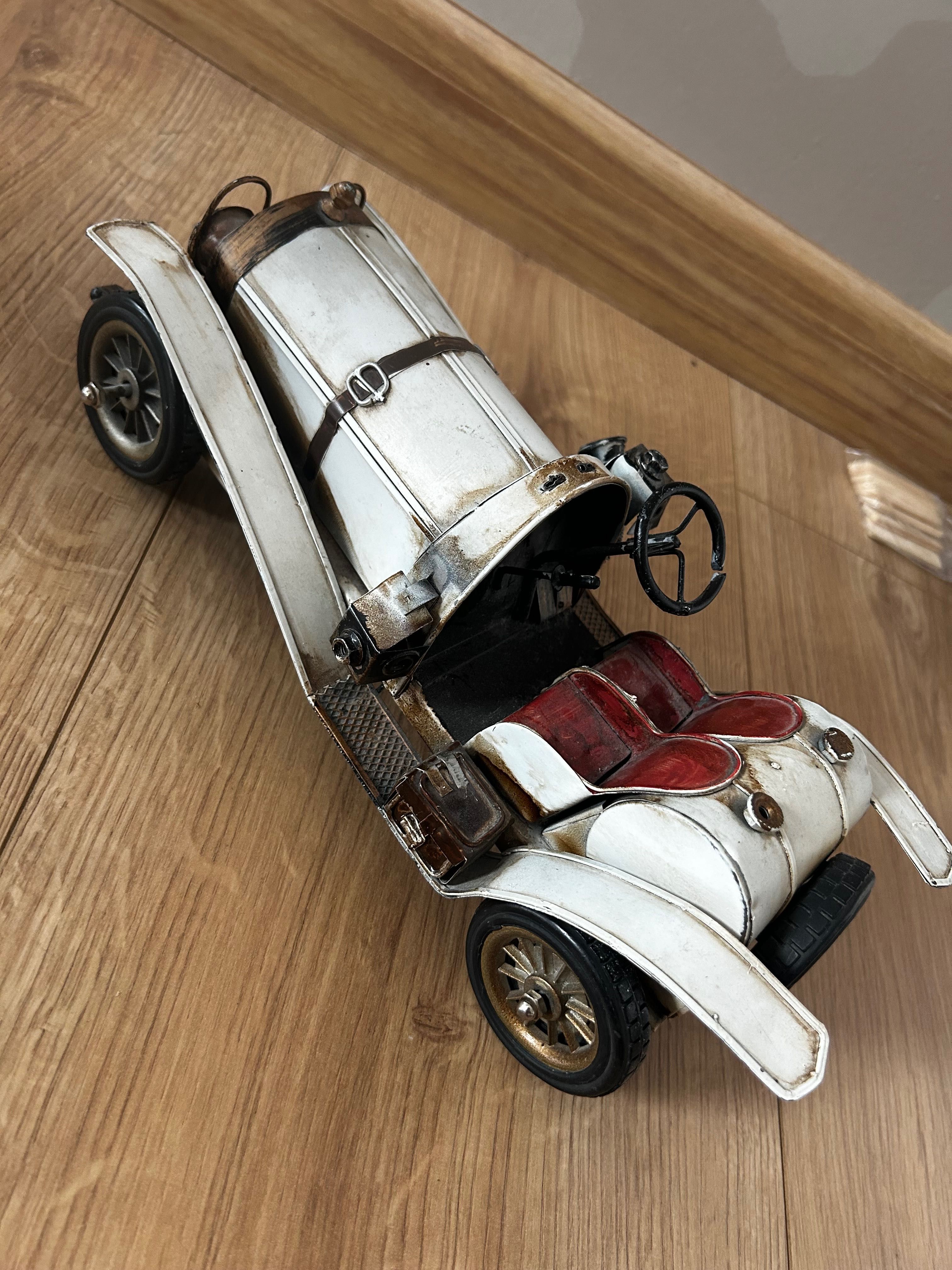 Auto metalowe w stylu retro