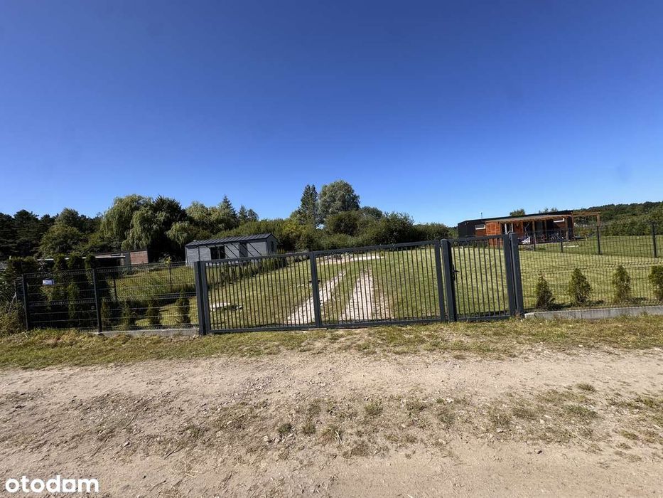 Działka nad morzem  obok Jastrzębiej Góry i plaży.