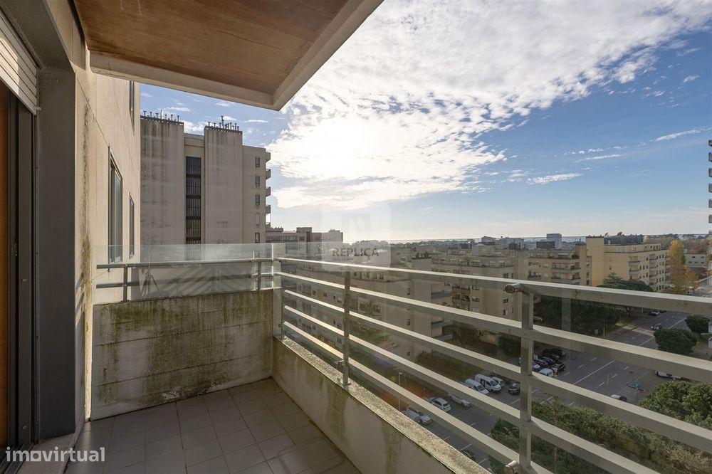 T3+1 com Varanda, Vistas Desafogadas e Layout Personalizado em Ramalde