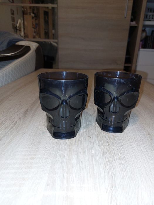 Plastikowe kubki czaszki