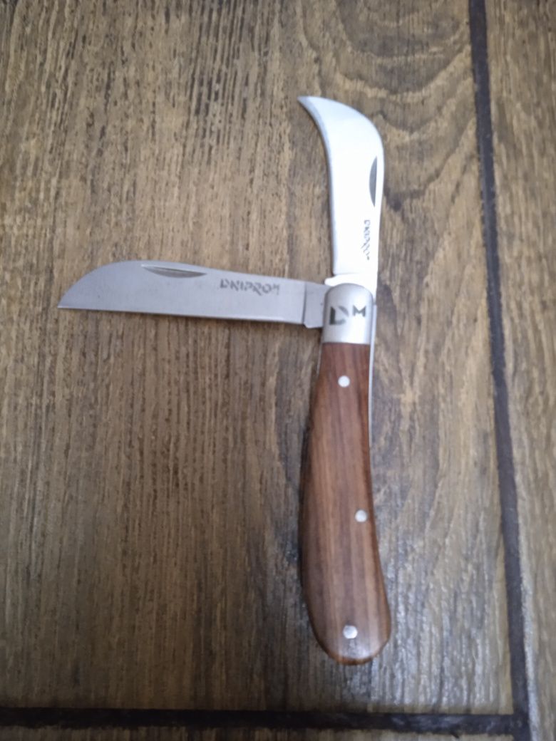 Складной нож Днипро М в комплекте с футляром.
