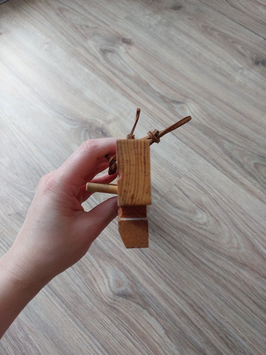 Drewniany wieszak na klucze w kształcie klucza