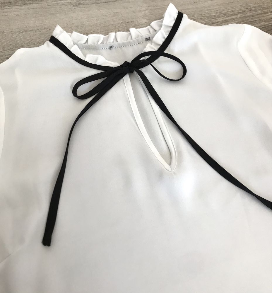 Blusa branca com laço