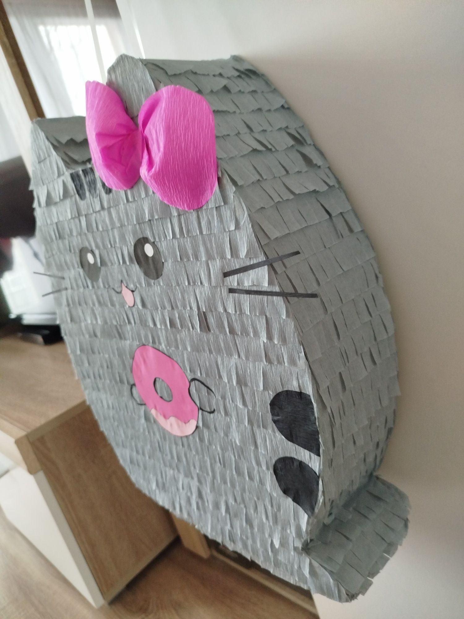 Duża piniata kot pusheen z pączkiem