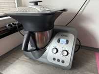 Robot gotujący w stylu Thermomix.
