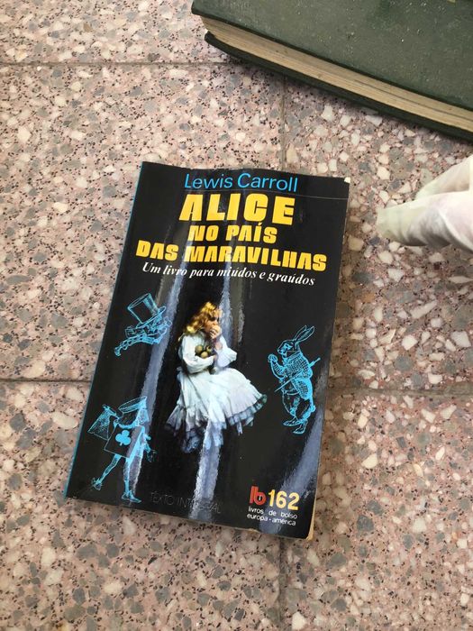 livro alice no pais das maravilhas