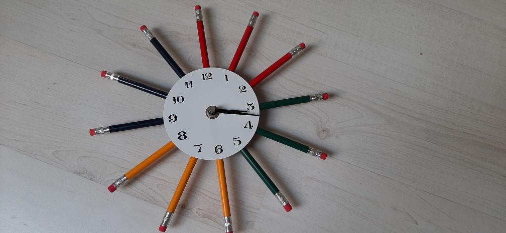 Zegar kolorowy z ołówków kredek ścienny